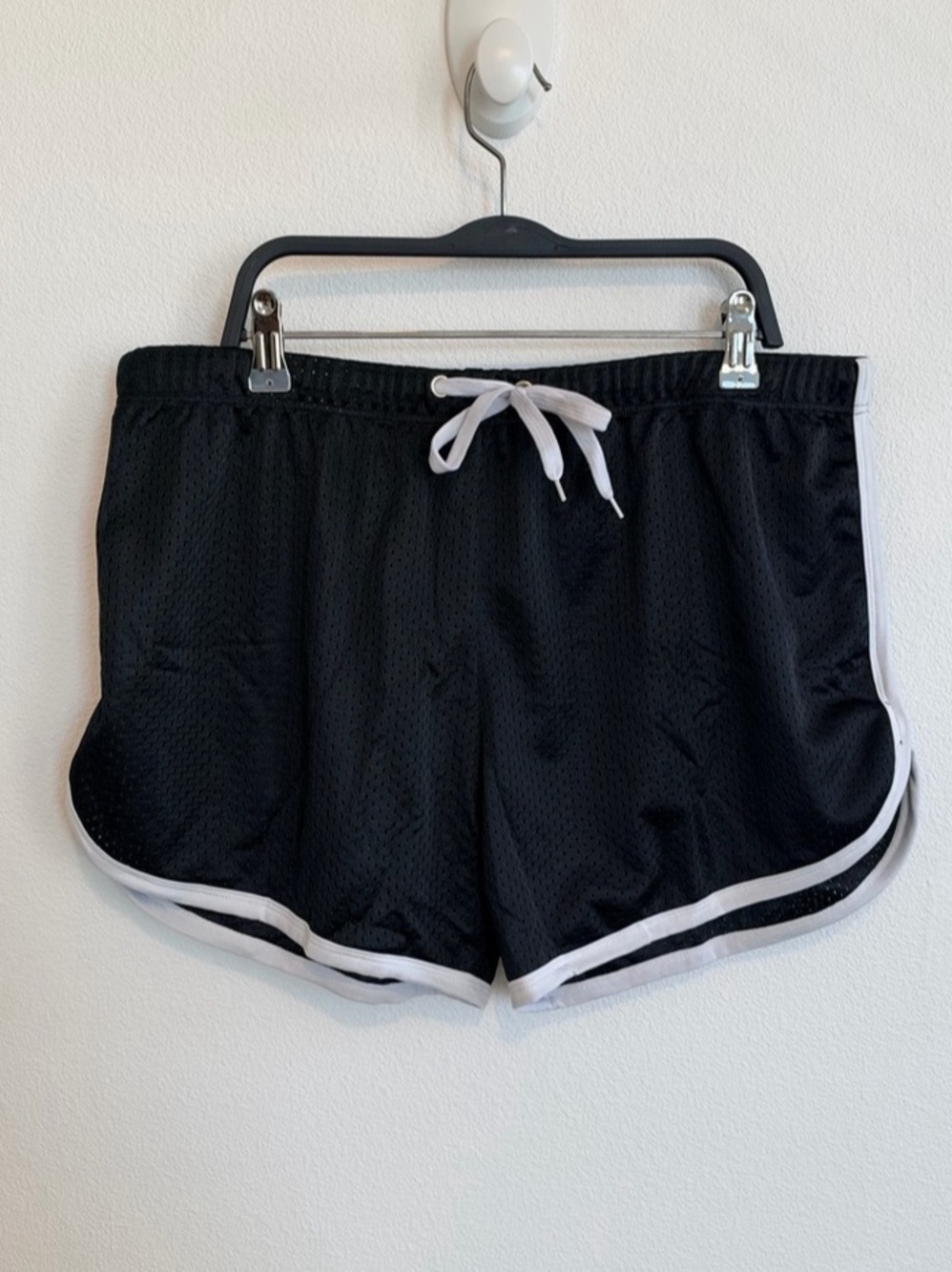Men’s Athletic Mesh Shorts in Black & White Size XL